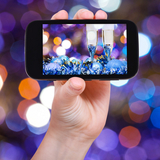 Hand met mobiele telefoon met kleurrijk scherm